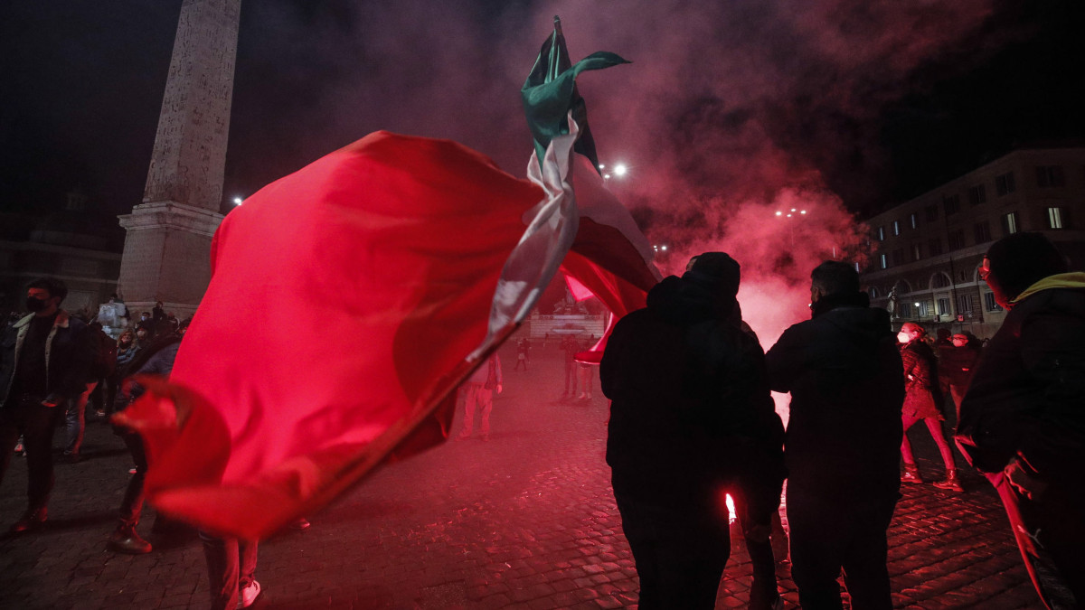 A koronavírus-járvány miatt bevezetett korlátozások ellen tüntetők és rendőrök összecsapása Rómában 2020. október 27-én.