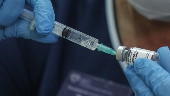 Szerbia egyelőre lándzsát tör az orosz vakcina mellett
