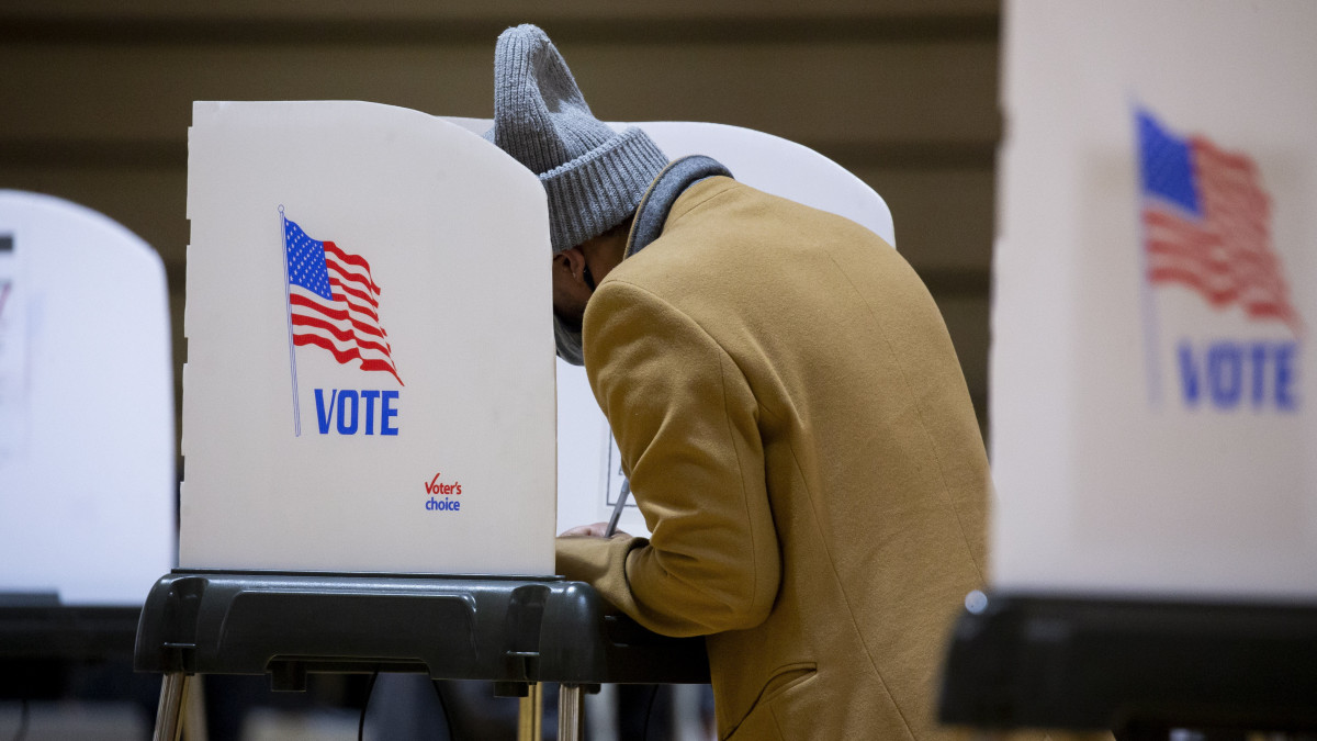 Kitölti szavazólapját egy férfi a korai voksolásra kijelölt szavazóhelyiségek egyikében a Maryland állambeli Lanhamban 2020. október 30-án. Az Egyesült Államokban eddig már több mint 78 milliónyian voksoltak levélben vagy a korai szavazás nyújtotta lehetőséggel élve.
