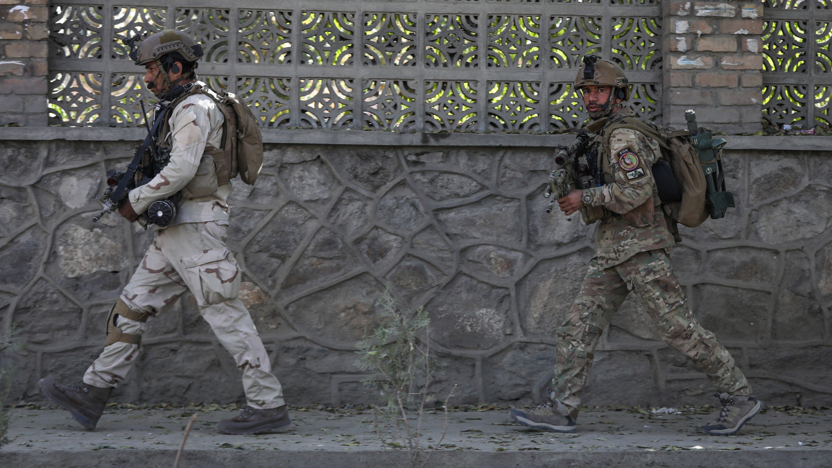 Az afgán biztonsági alakulatok tagjai érkeznek a kabuli egyetemhez 2020. november 2-án, miután az intézménybe fegyveresek hatoltak be. A támadásban legkevesebb hat ember megsebesült. A biztonsági erők körbevették az intézményt, lezárták az oda vezető utakat, és kimenekítik a bent rekedteket.