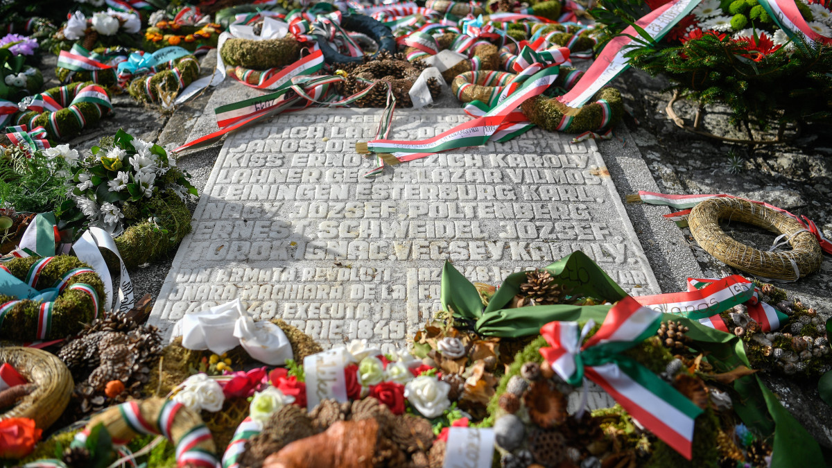 Koszorúk az aradi vértanúk nevei mellett, a kivégzésük 170. évfordulója alkalmából tartott megemlékezésen Aradon, a vesztőhelyi obeliszknél a nemzeti gyásznapon, 2019. október 6-án.