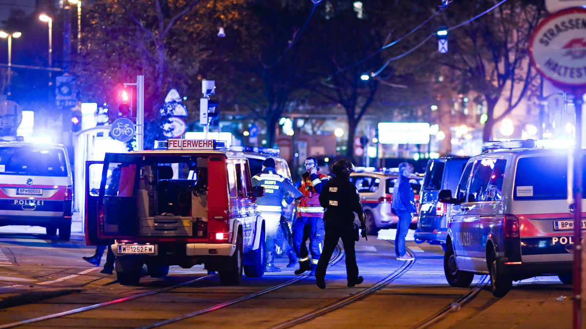 Rendőrök és tűzoltók egy lövöldözés helyszínén a bécsi Stadttempel nevű zsinagóga közelében 2020. november 2-án. A rendőrség megerősítette, hogy lövöldözés történt, de részleteket egyelőre nem közölt. A Kronen Zeitung szerint egy őrszolgálatot ellátó rendőr életveszélyesen megsebesült. A tettes szökésben van.