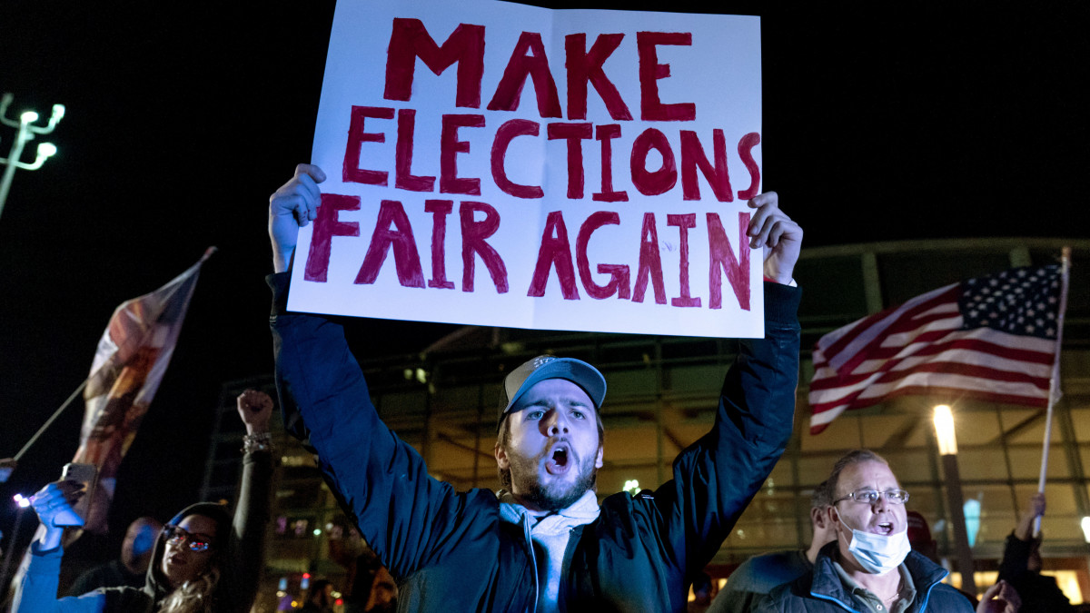 Donald Trump amerikai elnök szimpatizánsai tisztességes választások megtartásáért tüntetnek a központi választási bizottság detroiti hivatalában zajló szavazatszámlálás idején 2020. november 5-én, két nappal az amerikai elnök-, valamint képviselőházi és részleges szenátusi választások után.