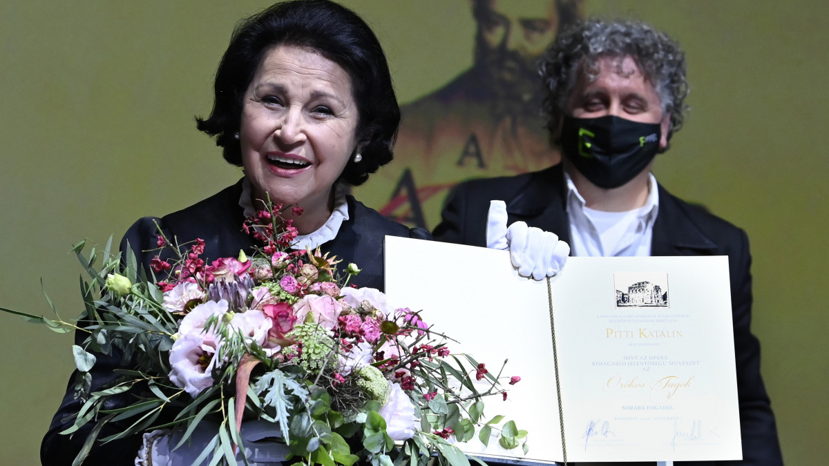 A Magyar Állami Operaház örökös tagjává választott Pitti Katalin operaénekes a magyar opera napján az Operaházban tartott rövid ünnepségen és díjátadón 2020. november 7-én. Mögötte Ókovács Szilveszter főigazgató.