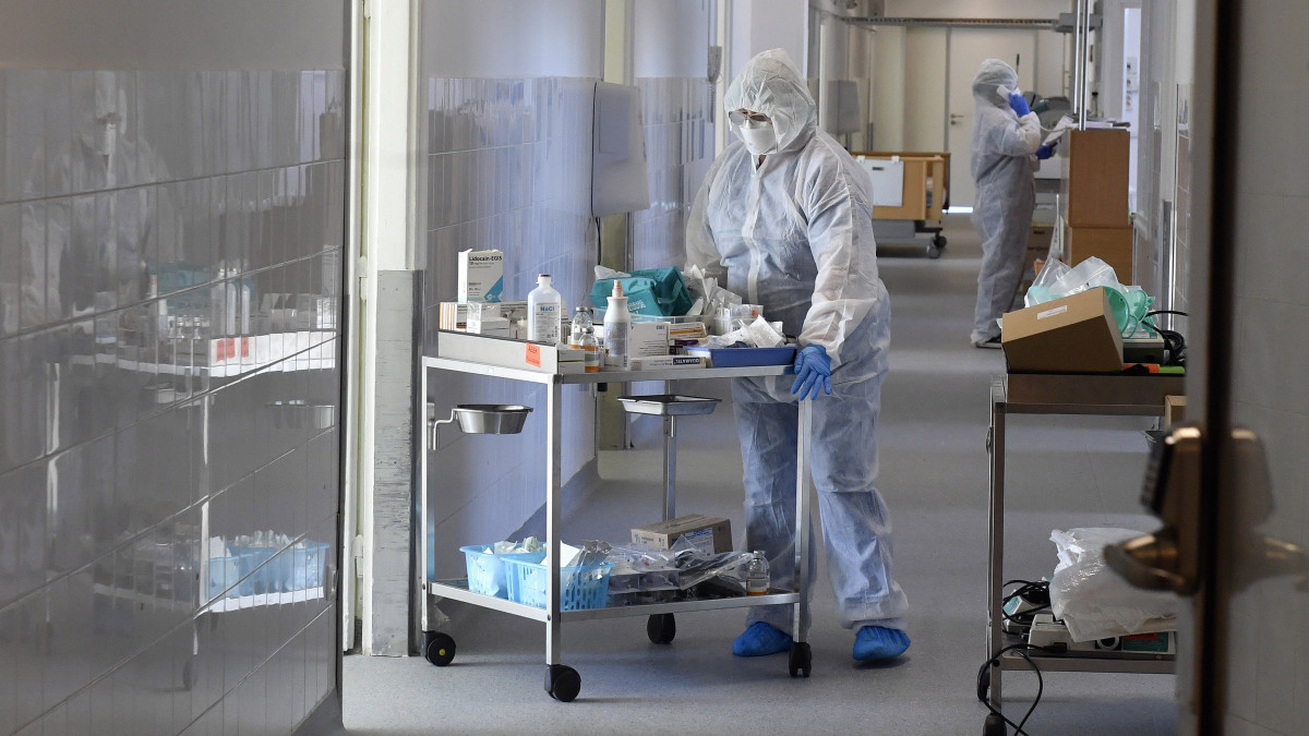 Védőfelszerelést viselő személyzet az Országos Korányi Pulmonológiai Intézet koronavírussal fertőzött betegek fogadására kialakított intenzív osztályán Budakeszin 2020. április 2-án.