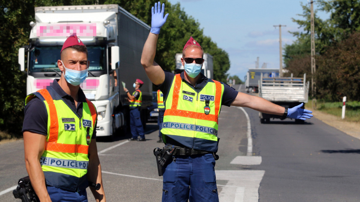A rendőrök egy gépjárművet készülnek ellenőrizni a magyar-szlovák határon, a bánrévei határátkelőn 2020. szeptember 8-án. Ezen a napon sajtótájékoztatót tartottak itt, ahol bejentették, az ingázók, a munkavállalók érdekében, az egészségügyi biztonság szigorú fenntartása mellett szeptember 8-án, a szeptember elsején elrendelt határzár után, ismét megnyílt két határátkelő Magyarország és Szlovákia között a Borsod-Abaúj-Zemplén megyei Bánrévén és Tornanádaskán.