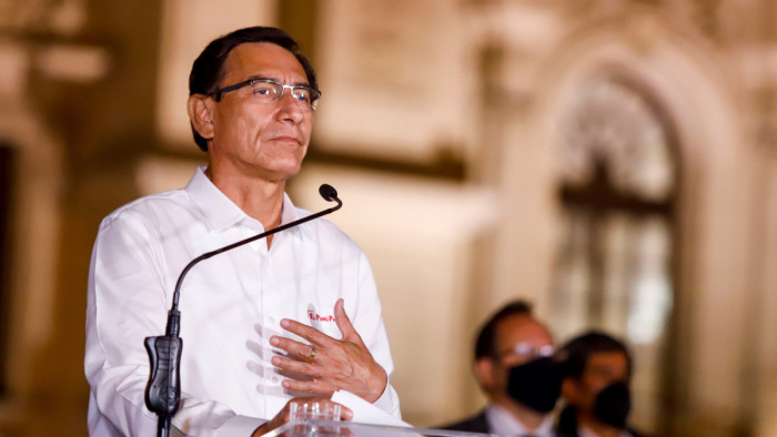Beletörődik elmozdításába a perui elnök
