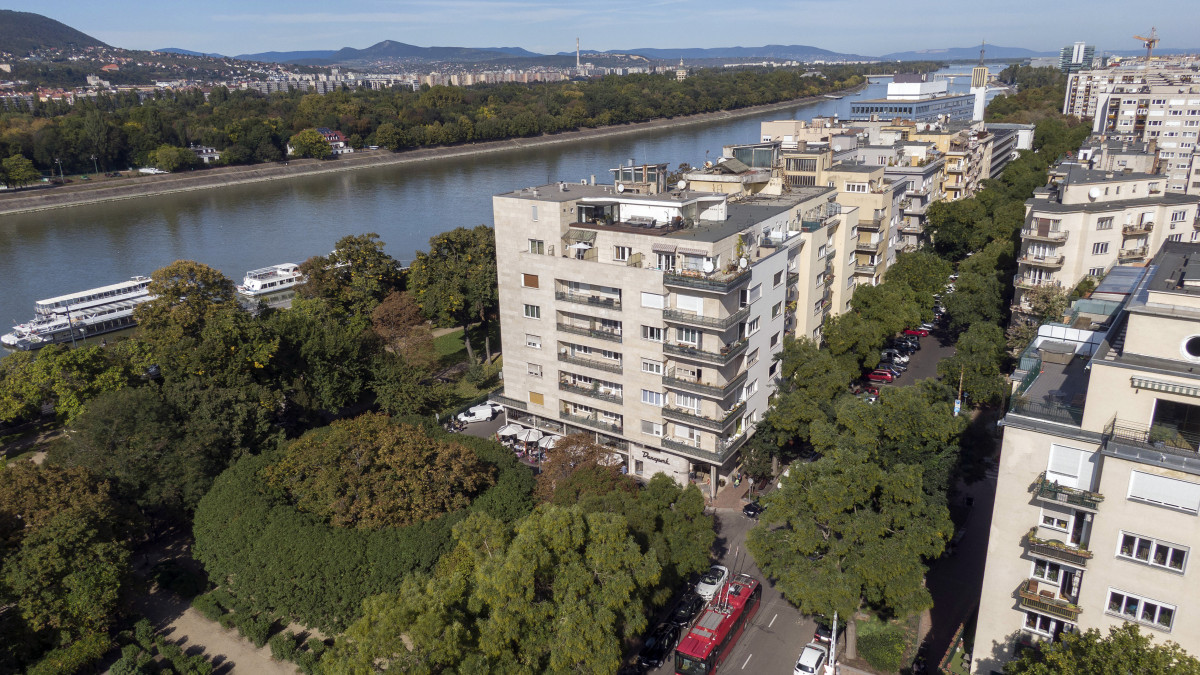 A Szent István park lakóházai a Pozsonyi úton 2020. október 9-én. A háttérben a Margit-sziget látható.