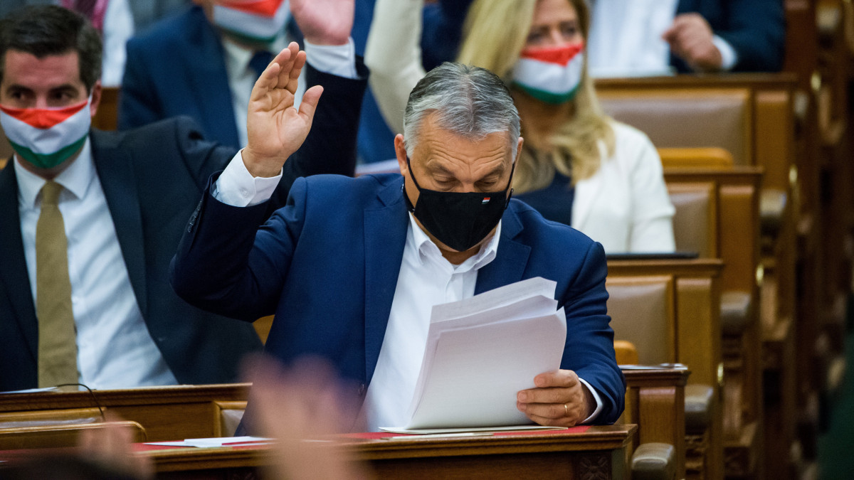 Orbán Viktor miniszterelnök szavaz az Országgyűlés rendkívüli ülésén 2020. november 10-én.