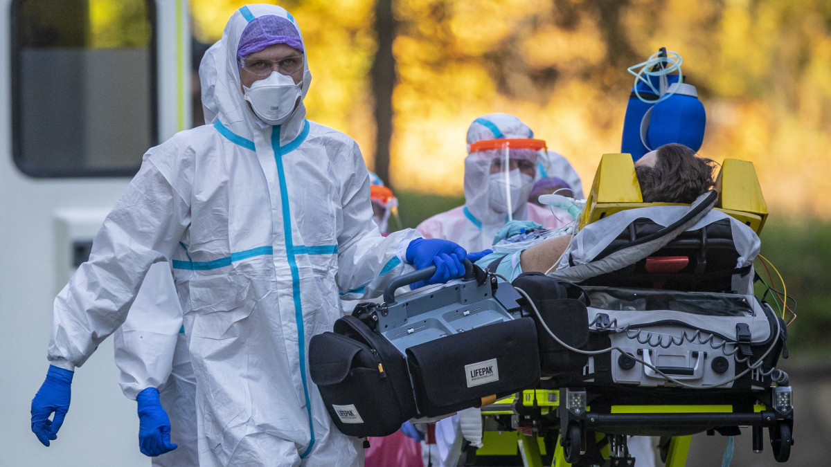 Az új koronavírus okozta Covid-19 betegségben szenvedő pácienst visznek a prágai Motol kórházba 2020. november 6-án. A kórház öt, súlyos állapotban lévő beteget vesz át más, már túlterhelt intézményektől.