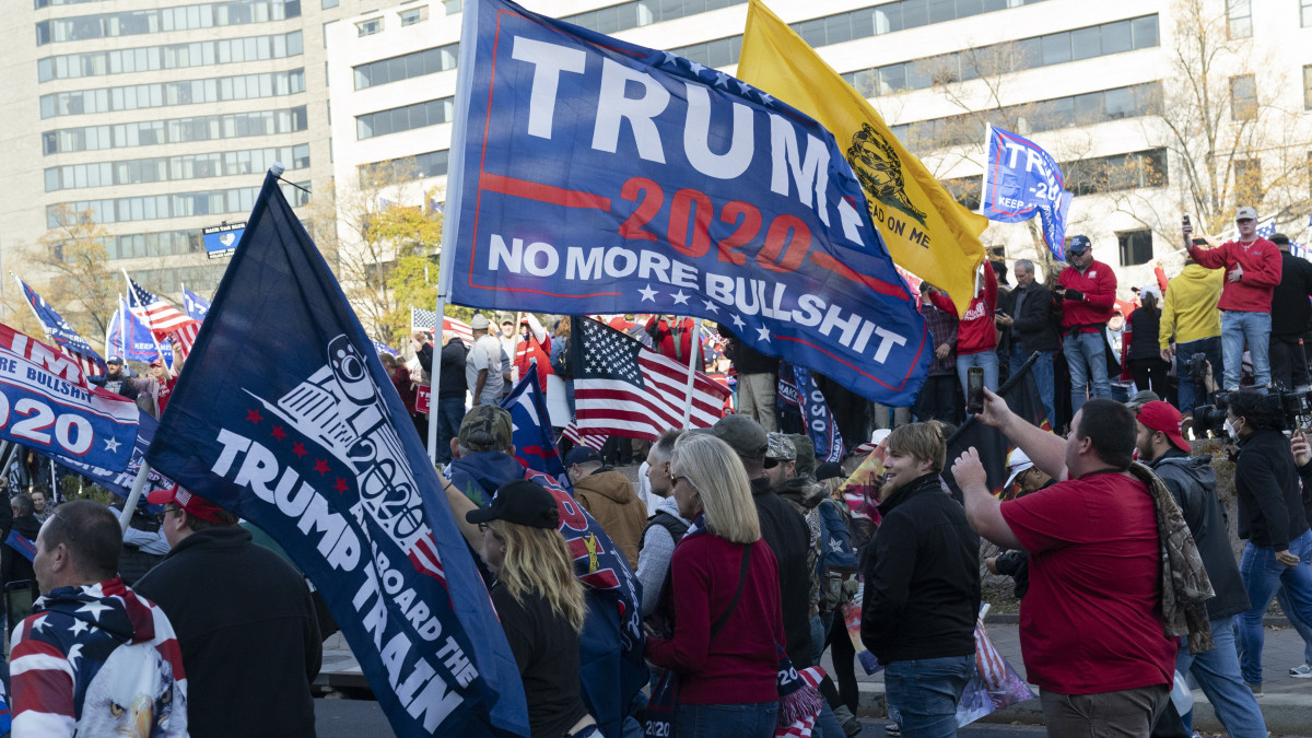 Donald Trump amerikai elnök támogatói tüntetnek, amint a politikus gépkocsioszlopa elhalad mellettük a washingtoni Fehér Ház közelében 2020. november 14-én. Trump nem ismeri el Joe Biden demokrata elnökjelölt győzelmét a november 3-i amerikai elnökválasztáson, és választási csalásra hivatkozva több helyen is bírósághoz fordult.