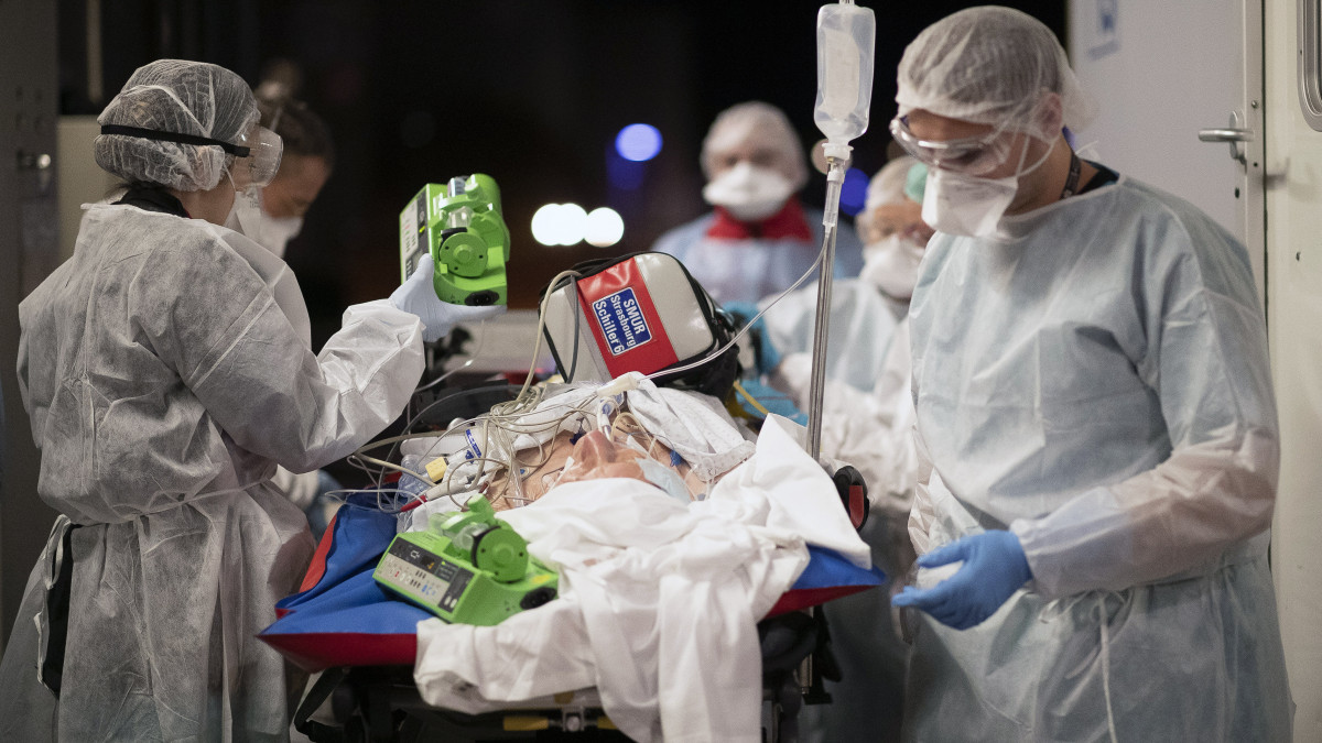 Koronavírussal fertőzött beteget gurítanak ki hordágyon egy mentőhelikopterből a strasbourgi Hautepierre kórház előtt 2020. november12-én. A beteget a Métropole de Lyon területi önkormányzat egyik kórházából hozták, ahol már nem volt több szabad betegágy a koronavírusos betegek számára.