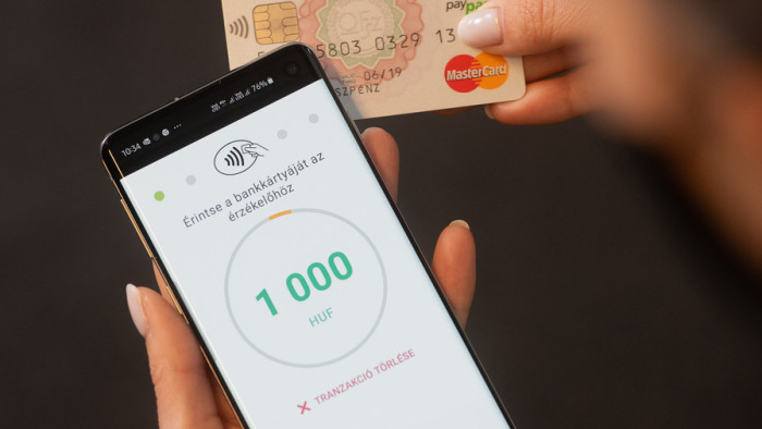 Bombahír: bankkártyaterminál lesz végre az okostelefon is