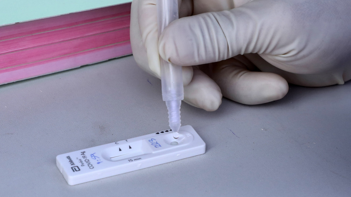Egészségügyi alkalmazott antigén gyorsteszteket elemez egy nicosiai tesztközpontban 2020. november 18-án. Cipruson szúrópróbaszerűen végeznek lakossági teszteléseket a koronavírussal fertőzött személyek kiszűrésére.