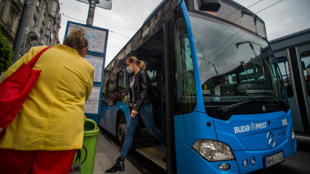 Utas száll le egy autóbusz első ajtaján a BKK a Keleti pályaudvari megállójában 2020. június 15-én. Reggeltől újra nyitják az első ajtót a fővárosi buszok és trolik, visszaállt az első ajtós felszállási rend, amelyet korábban a koronavírus-járvány miatt szüntettek meg.