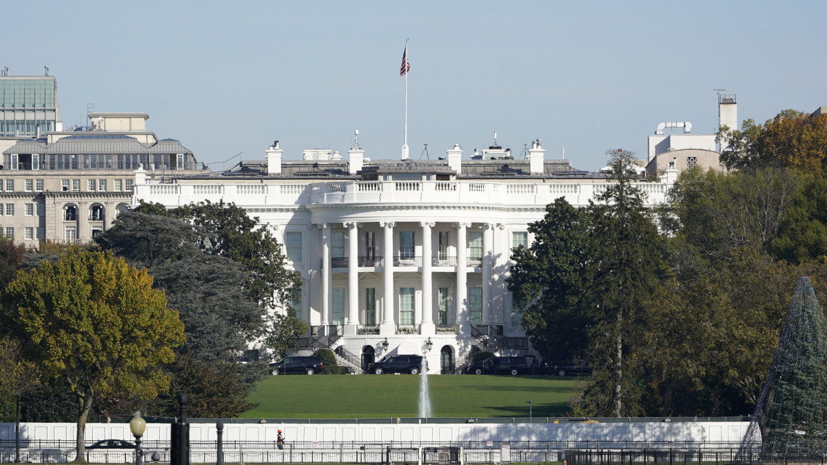 A washingtoni Fehér Ház látképe 2020. november 5-én, két nappal az amerikai elnök-, valamint képviselőházi és részleges szenátusi választások után.