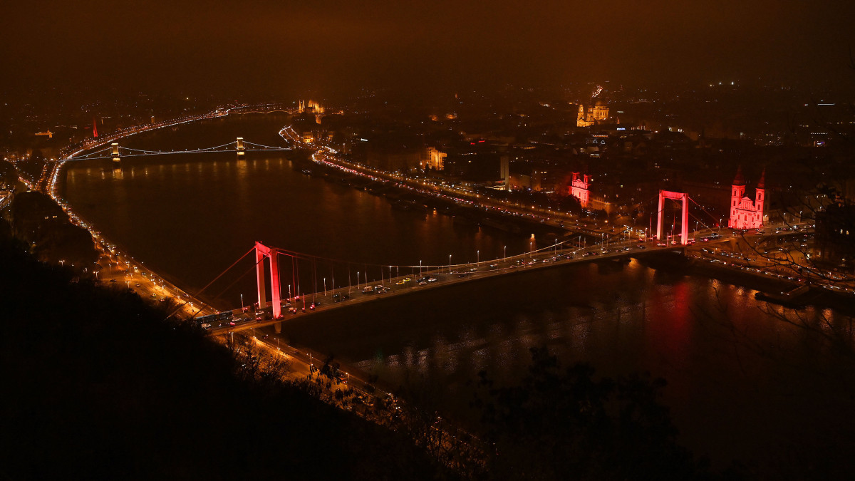A vörös színnel megvilágított Erzsébet híd 2020. november 25-én. A Red Wednesday (vörös szerda) kezdeményezéshez csatlakozva ezen a napon vörös fénnyel festettek meg több budapesti épületet, hogy felhívják a figyelmet az üldözött, illetve vértanúságot szenvedett keresztényekre.