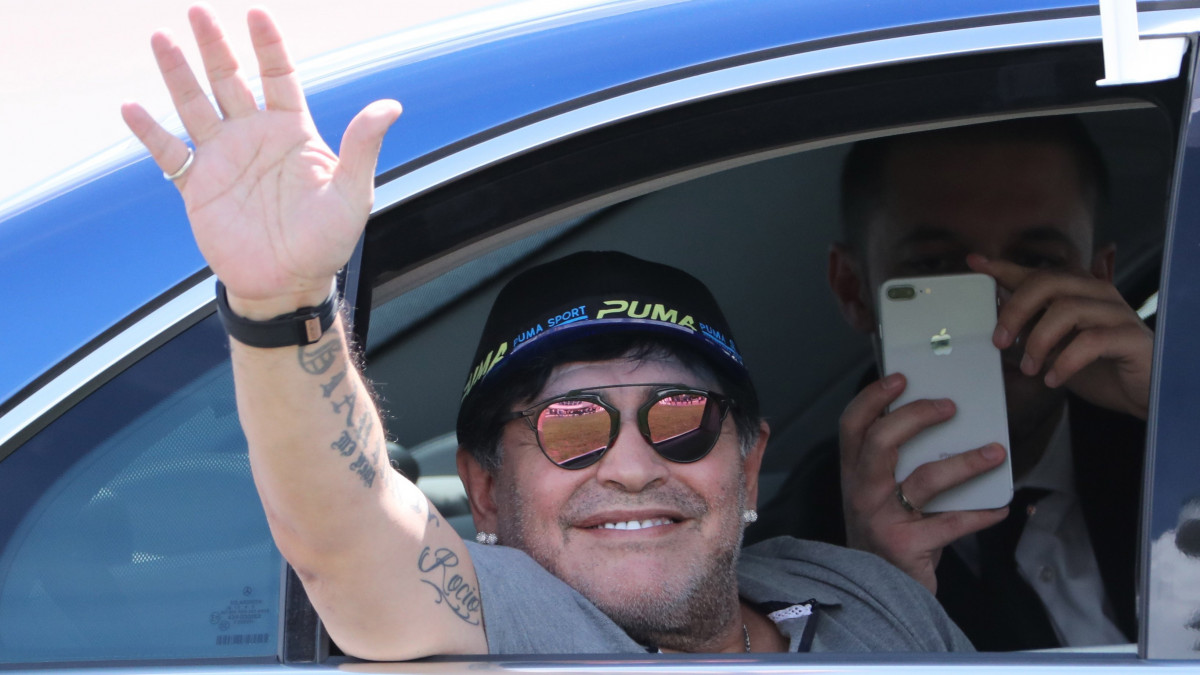 Breszt, 2018. július 16.Diego Maradona egykori argentin válogatott labdarúgó int egy autóból, miután megérkezett a fehéroroszországi Breszt nemzetközi repülőterére 2018. július 16-án. Az 57 éves legendás futballista ezen a napon három évre szóló szerződést írt alá, amellyel a fehérorosz élvonalban szereplő Dinama Breszt labdarúgóklub elnökévé vált. (MTI/EPA/Taccjana Zenkovics)