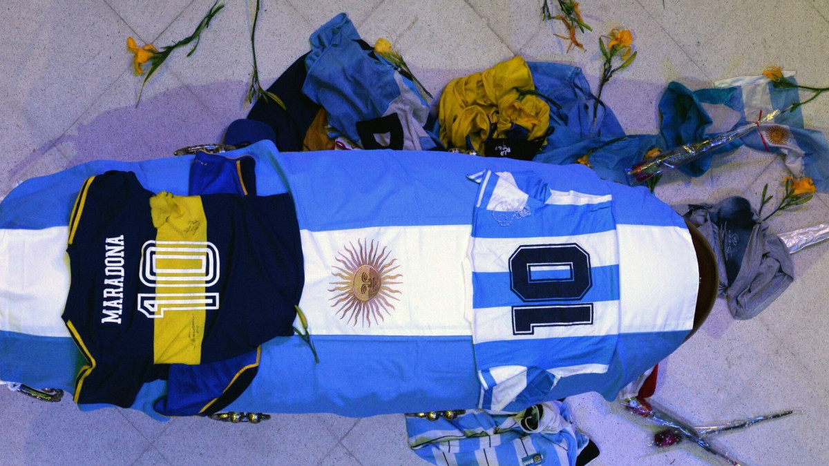 Az argentin elnöki hivatal által közreadott képen Diego Maradona ravatala a Buenos Aires-i elnöki palotában 2020. november 26-án, miután az előző nap, 60 éves korában elhunyt a legendás argentin labdarúgó.