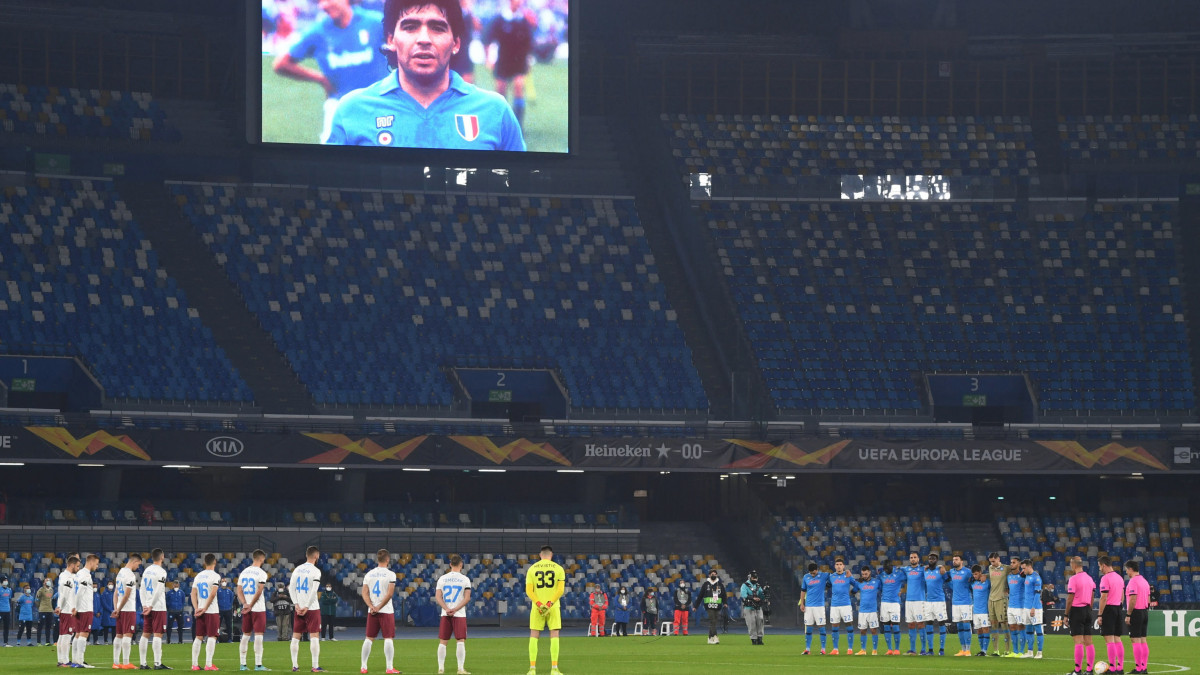 Egyperces néma gyászszünettel emlékeznek meg a játékosok Diego Maradona legendás argentin labdarúgóról a nápolyi San Paolo stadionban 2020. november 26-án, mielőtt megkezdődik az SSC Napoli-Rijeka mérkőzés a labdarúgó Európa-liga F csoportjának negyedik fordulójában. A Napoli egykori játékosa előző nap hunyt el 60 éves korában.