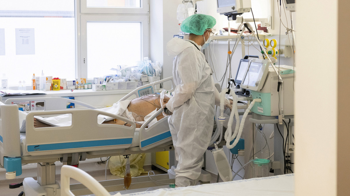 Orvos figyeli egy koronavírusos beteg lélegeztetését  a Jósa András Oktatókórház COVID-intenzív osztályán Nyíregyházán 2020. november 25-én.
