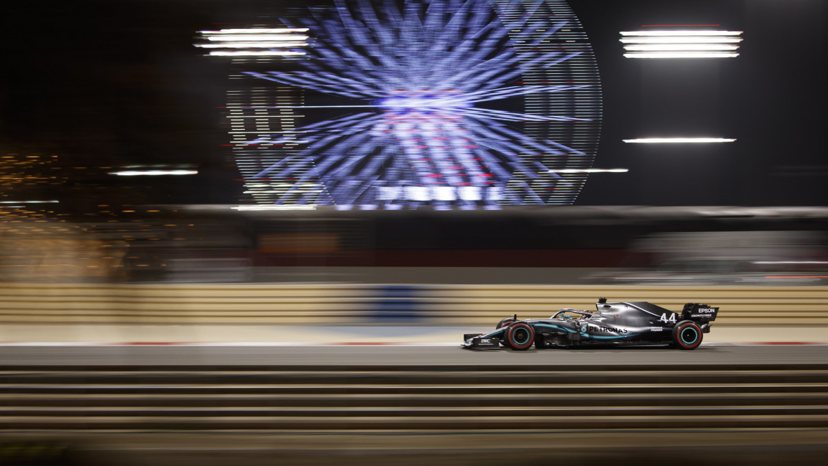 Lewis Hamilton, a Mercedes brit versenyzője a Forma-1-es autós gyorsasági világbajnokság Bahreini Nagydíján a szahíri pályán 2019. március 31-én.