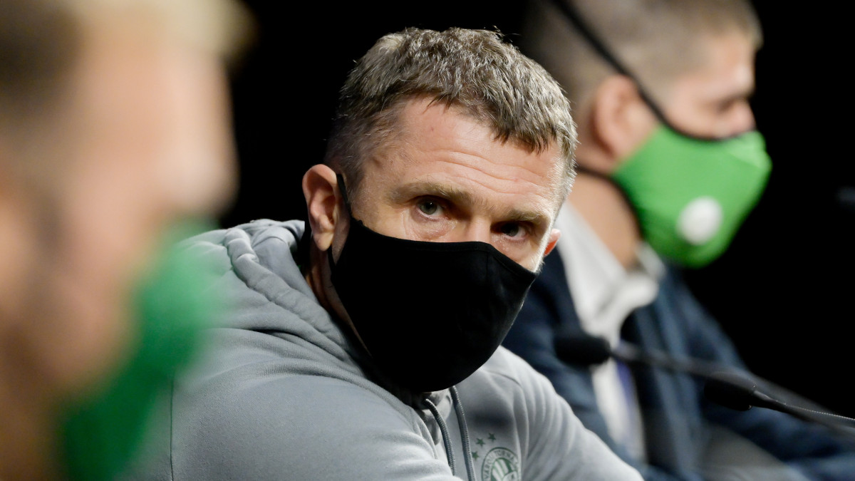 Szerhij Rebrov, a Ferencváros vezetőedzője a Puskás Arénában tartott sajtótájékoztatón 2020. november 3-án. Az olasz bajnok Juventust fogadja a Bajnokok Ligájában a Ferencváros labdarúgócsapata: a G csoport harmadik fordulós összecsapását a Puskás Arénában rendezik november 4-én.