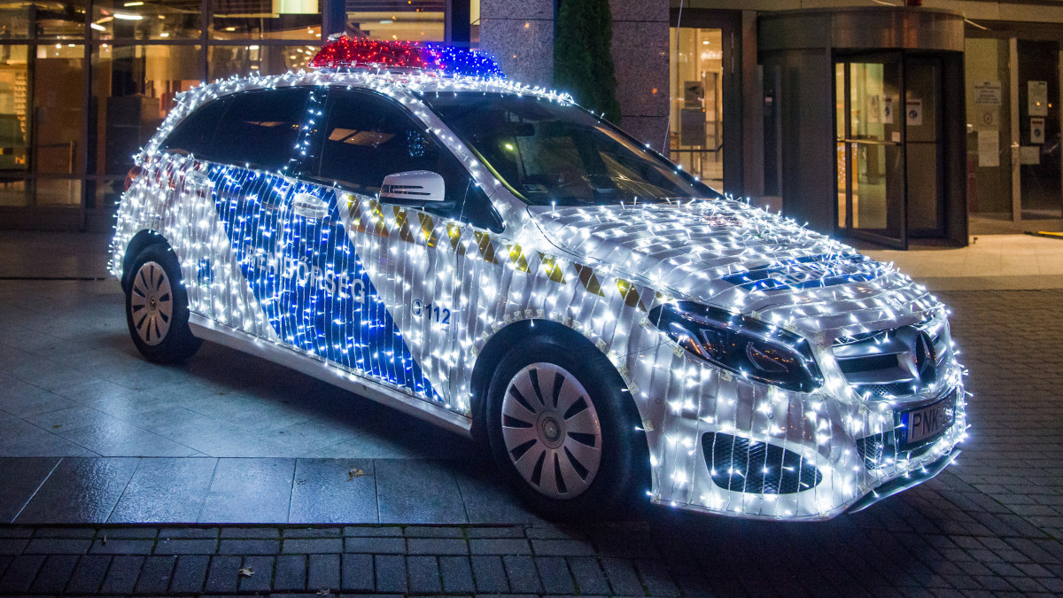 A Budapesti Rendőr-főkapitányság karácsonyi díszkivilágítású, kiállított rendőrautója a székház előtt 2020. december 4-én.