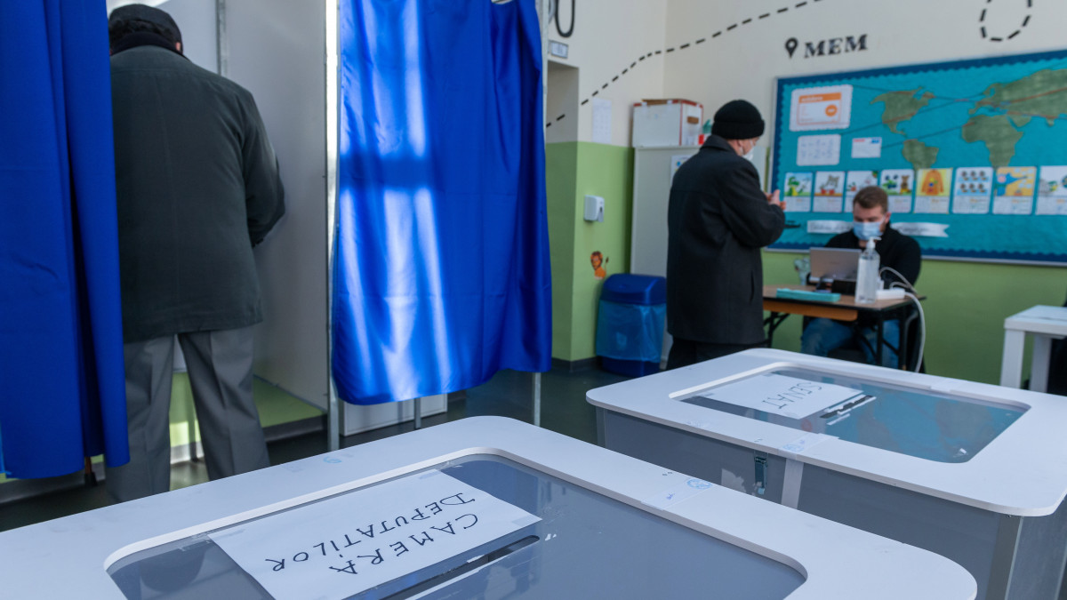 A kolozsvári, 31-es szavazókörzet a romániai parlamenti választásokon 2020. december 6-án.