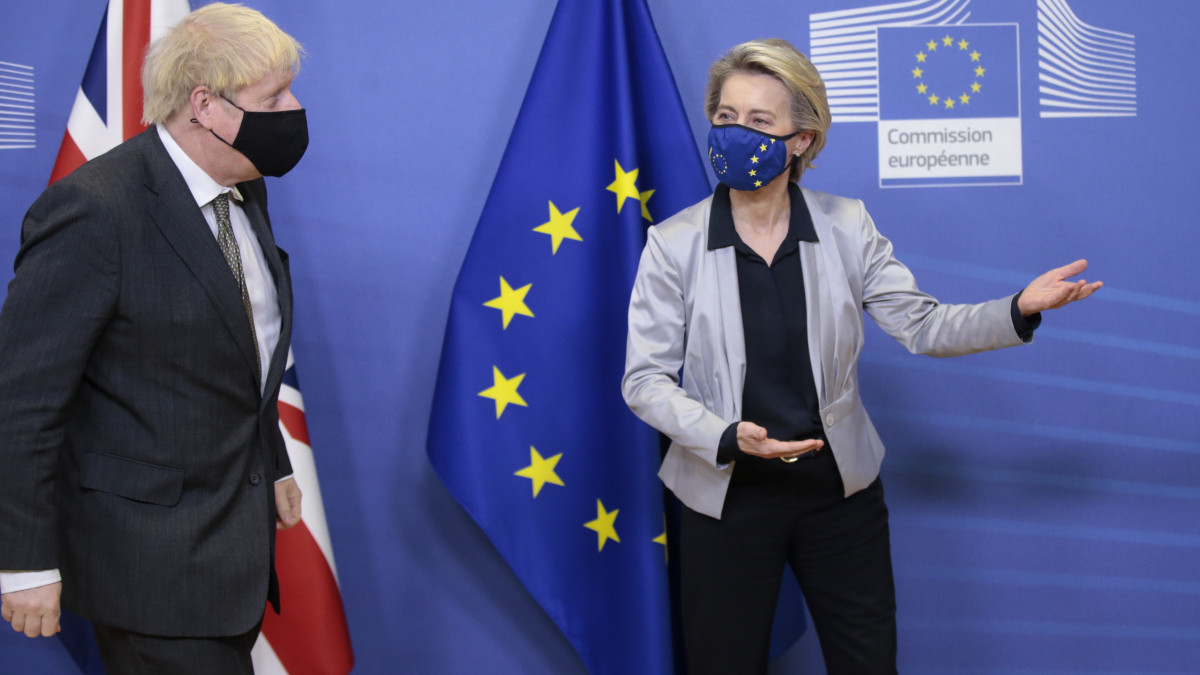 Ursula von der Leyen, az Európai Bizottság elnöke fogadja Boris Johnson brit miniszterelnököt a bizottság brüsszeli épületében 2020. december 9-én. A két vezető az Európai Unióból kilépő Nagy-Britannia és az EU jövőbeli kétoldalú kapcsolatrendszeréről tárgyal.