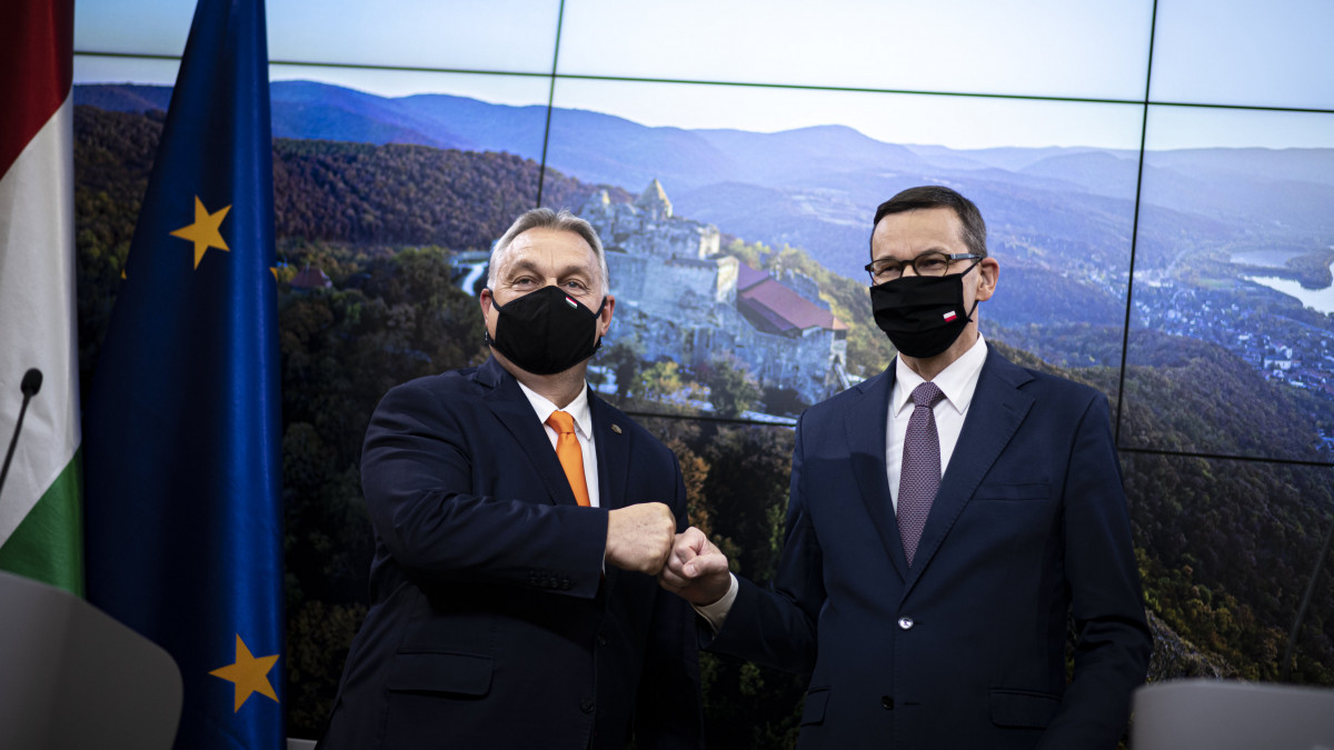 A Miniszterelnöki Sajtóiroda által közreadott képen Orbán Viktor miniszterelnök (b) és Mateusz Morawiecki lengyel kormányfő sajtótájékoztatója az Európai Unió állam- és kormányfőinek csúcsértekezletét követően Brüsszelben 2020. december 10-én.