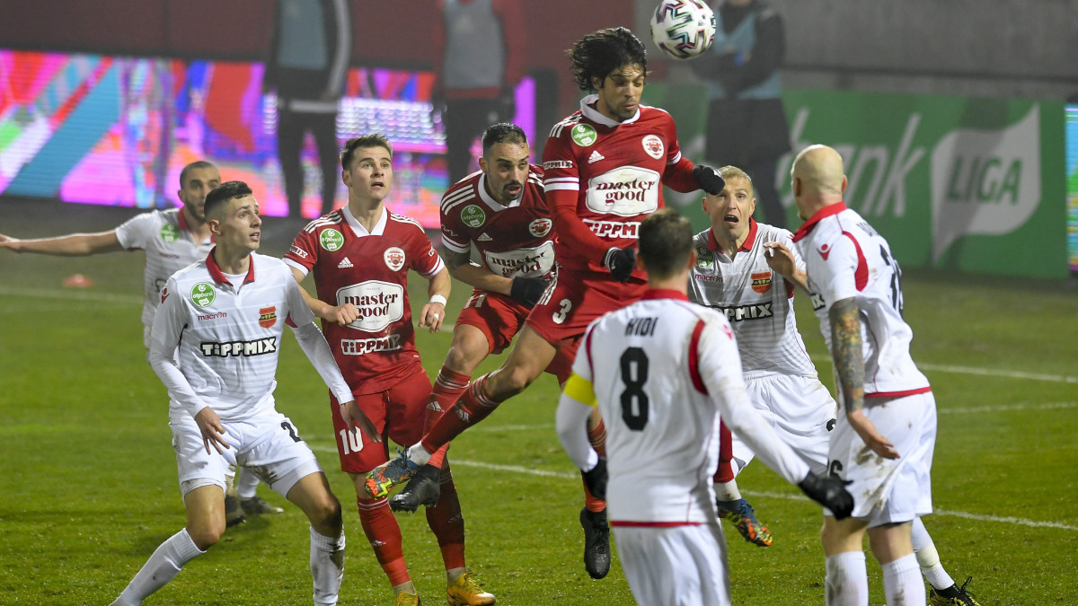 A kisvárdai Zlicic Lázár (k) fejel a labdarúgó OTP Bank Liga 14. fordulójában játszott Kisvárda Master Good - Budapest Honvéd mérkőzésen a kisvárdai Várkert Stadionban 2020. december 12-én.