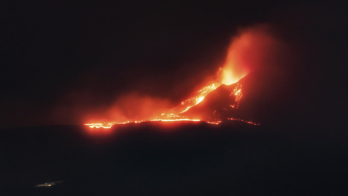 Lávát és izzó törmeléket lövellt az Etna - videó