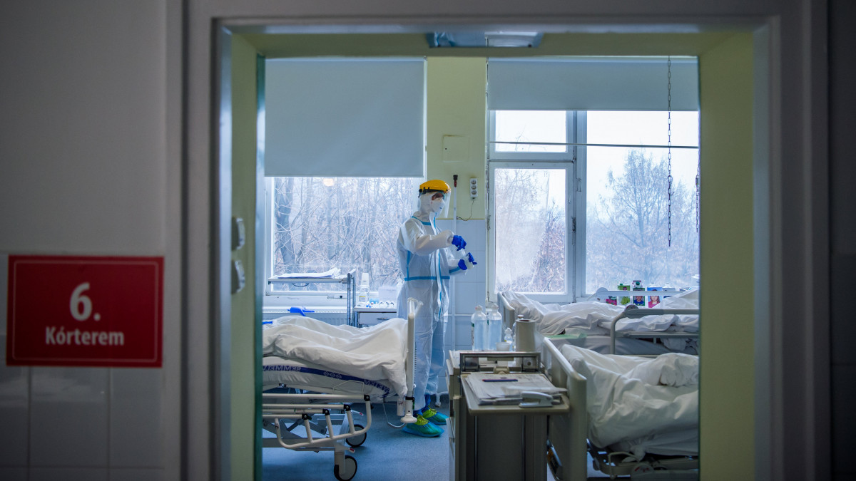 Védőfelszerelést viselő orvos az Országos Korányi Pulmonológiai Intézet koronavírussal fertőzött betegek fogadására kialakított intenzív osztályán 2020. december 11-én.