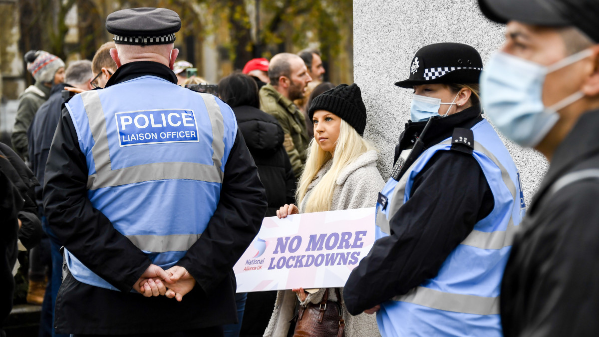 A koronavírus miatt elrendelt kijárási tilalom ellen tüntetnek a londoni parlament előtt 2020. december 14-én.