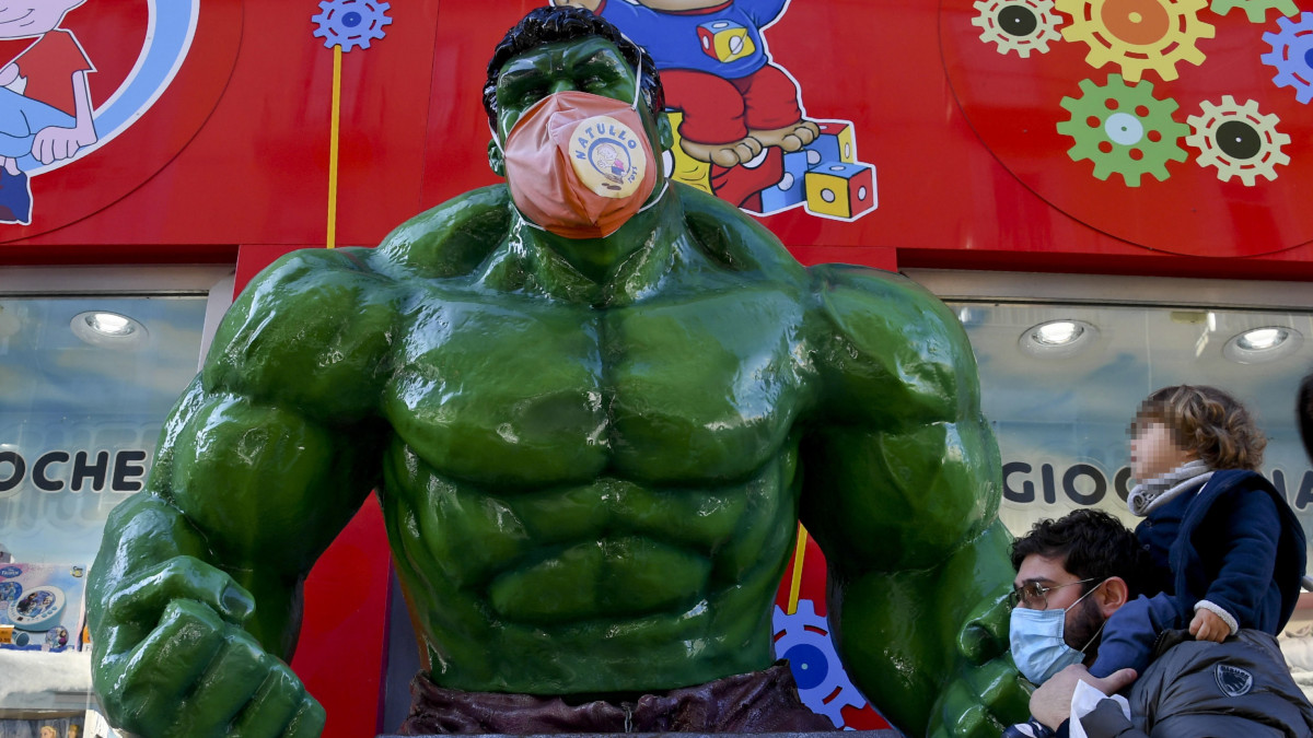 Védőmaszk egy életnagyságú Hulk-figurán egy nápolyi játékbolt bejáratánál 2020. december 16-án. Az előző este közölt adatok szerint egy nap alatt 846 beteg halt meg Olaszországban a korábbi 491 után, így a halottak száma elérte a 65 857-t.