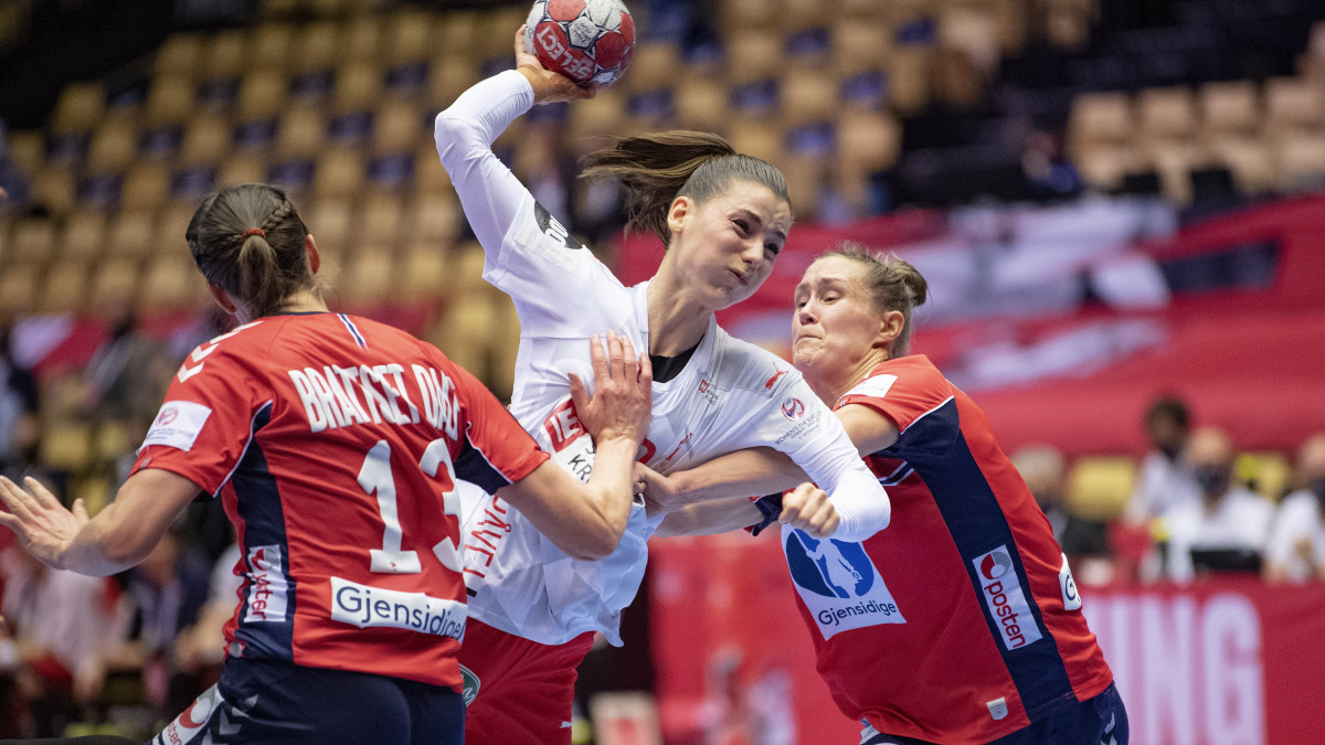 A dán Mie Enggrob Hoejlund (k), valamint a norvég Kari Brattset Dale (b) és Marit Malm Frafjord a dániai női kézilabda Európa-bajnokság elődöntőjében játszott Norvégia - Dánia mérkőzésen Herningben 2020. december 18-án.
