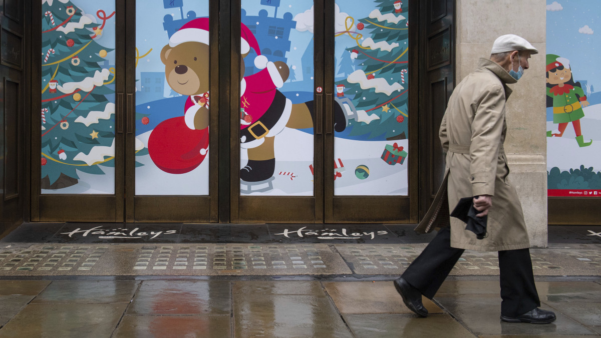 Védőmaszkot viselő férfi a londoni Regent Streeten 2020. december 21-én. Előző nap az eddigi legmagasabb járványkészültségi fokozatnál is szigorúbb korlátozások léptek életbe Londonban és Délkelet-Angliában, miután ezekben a térségekben a koronavírusnak egy új, a korábbi variánsoknál 70 százalékkal fertőzőbb törzse bukkant fel.