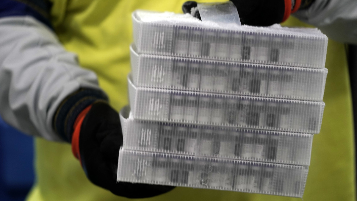 A Pfizer és a BioNTech vállalatok koronavírus ellen közösen kifejlesztett oltóanyagát csomagolják az amerikai Pfizer gyárában, a Michigan állambeli Portage-ben 2020. december 13-án, amikor megkezdik a szérum első adagjainak kiszállítását az Egyesült Államokban.
