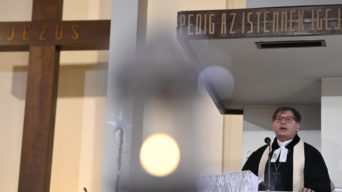 Fabiny Tamás, a Magyarországi Evangélikus Egyház elnök-püspöke igét hirdet az ünnepi istentiszteleten karácsony első napján az óbudai evangélikus templomban 2020. december 25-én.