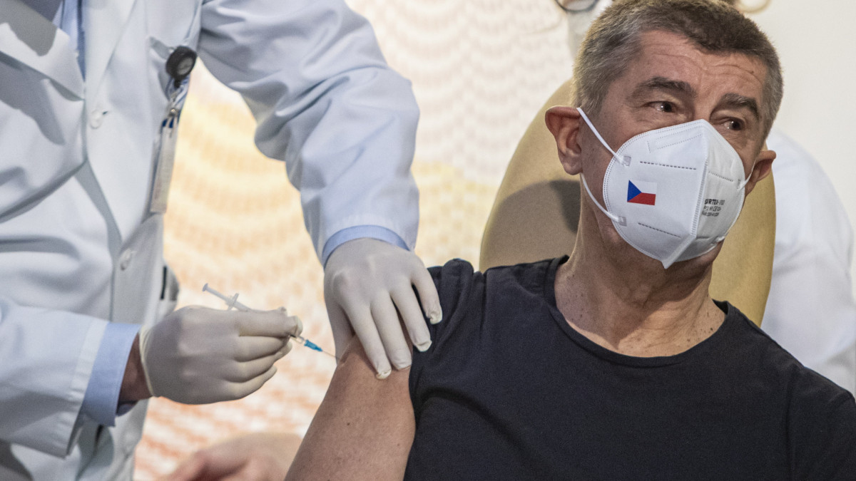 Andrej Babis cseh miniszterelnök megkapja a koronavírus (COVID-19) elleni vakcinát a prágai katonai kórházban 2020. december 27-én. Ezen a napon kezdődik az Európai Unió (EU) tagállamaiban a lakosság összehangolt beoltása. Az Európai Bizottság december 21-én adott feltételes forgalombahozatali engedélyt a német BioNTech és az amerikai Pfizer gyógyszeripari vállalatok által kifejlesztett vakcina európai alkalmazására.