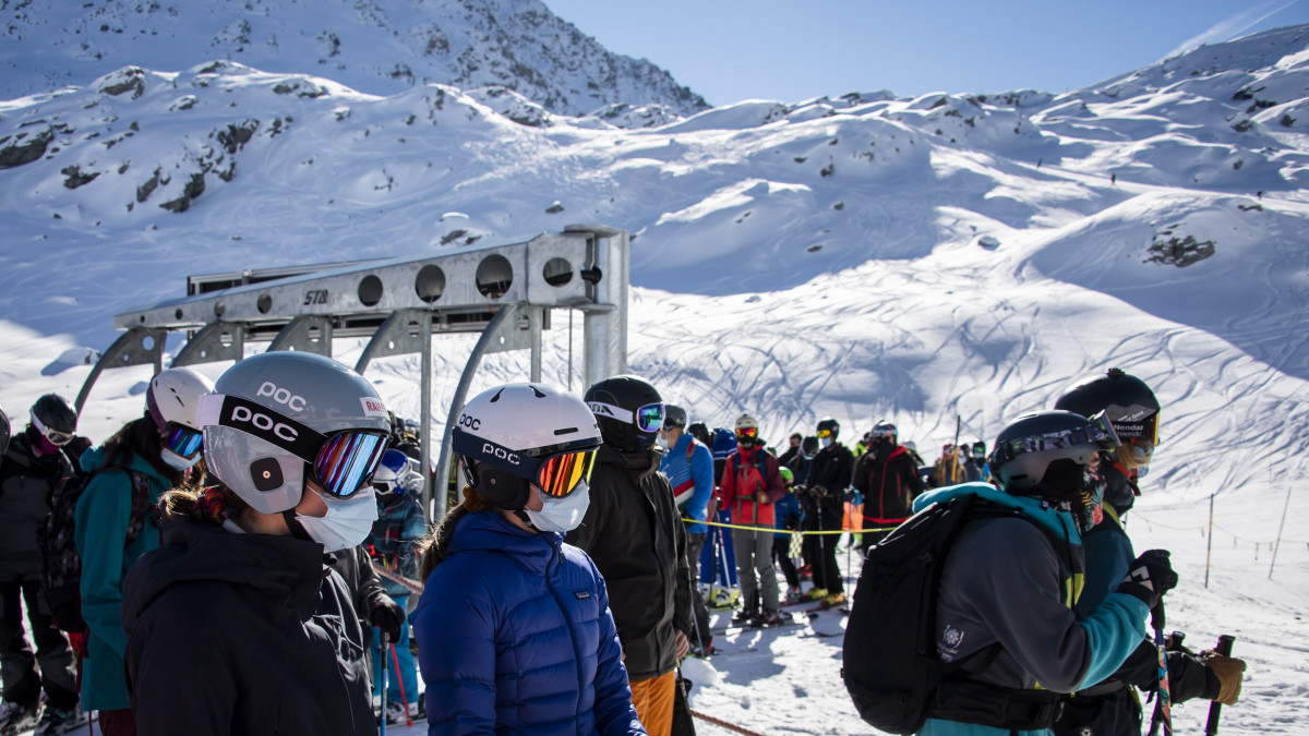 A koronavírus-járvány miatt védőmaszkot viselnek a sízők a svájci Alpokban fekvő Verbier síszezonjának első napján, 2020. október 30-án.