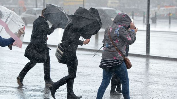 Tomboló időjárást hoz a hétfő: viharos szél, ónos eső is lehet