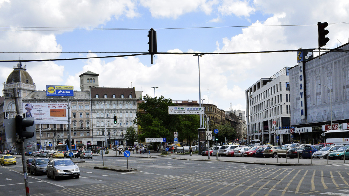 A Blaha Lujza tér látképe, balra a József körút felőli épületek, jobbra a Corvin áruház. MTVA/Bizományosi: Róka László  *************************** Kedves Felhasználó!