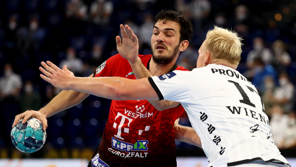 Petar Nenadic, a Telekom Veszprém (b) és Patrick Wiencek, a THW Kiel játékosa a férfi kézilabda Bajnokok Ligájának csoportkörében, a B csoport 6. fordulójában játszott mérkőzésen a kieli Wunderino Arenában 2020. október 28-án.