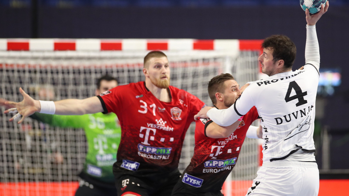 Domagoj Duvniak, a THW Kiel játékosa (j) a férfi kézilabda Bajnokok Ligája elődöntőjében játszott Telekom Veszprém elleni mérkőzésen Kölnben 2020. december 28-án.