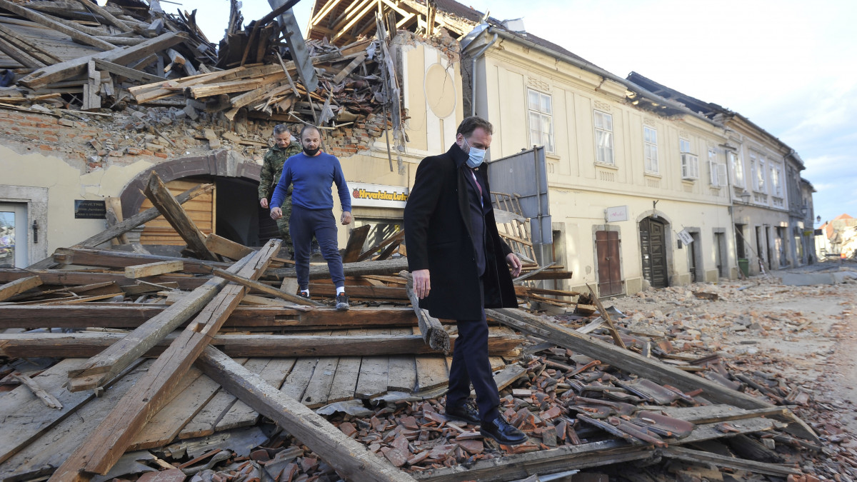 Egy épület romjainál emberek Petrinjában 2020. december 29-én, miután 6,3 erősségű földrengés volt Közép-Horvátországban. Egy gyermek életét vesztette, feltehetőleg többen megsérültek.