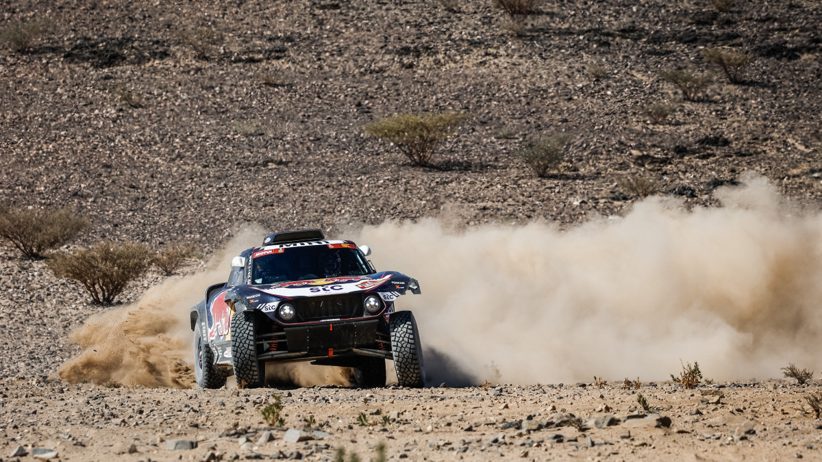 Az ASO által közreadott képen az X-Raid Mini JCW Team versenyzője, a spanyol Carlos Sainz honfitárs navigátora, Lucas Cruz társaságában vezeti Minijét a szaúd-arábiai Dakar-rali első, Dzsidda és Bisha közötti 277 kilométeres szakaszán 2021. január 3-án.