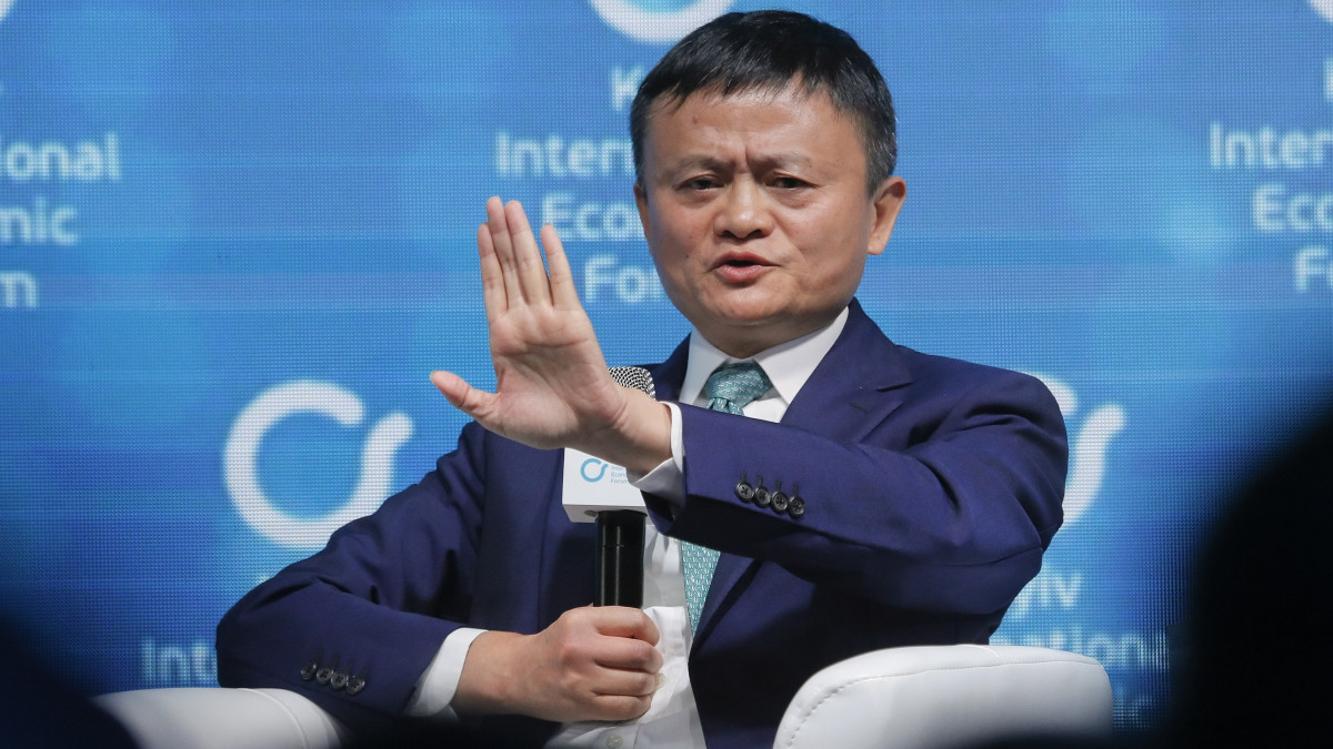 Jack Ma, az Alibaba, a legnagyobb kínai internetes kereskedelmi vállalat társalapító elnöke beszél a Kijevi Nemzetközi Gazdasági Fórumon 2019. november 8-án.