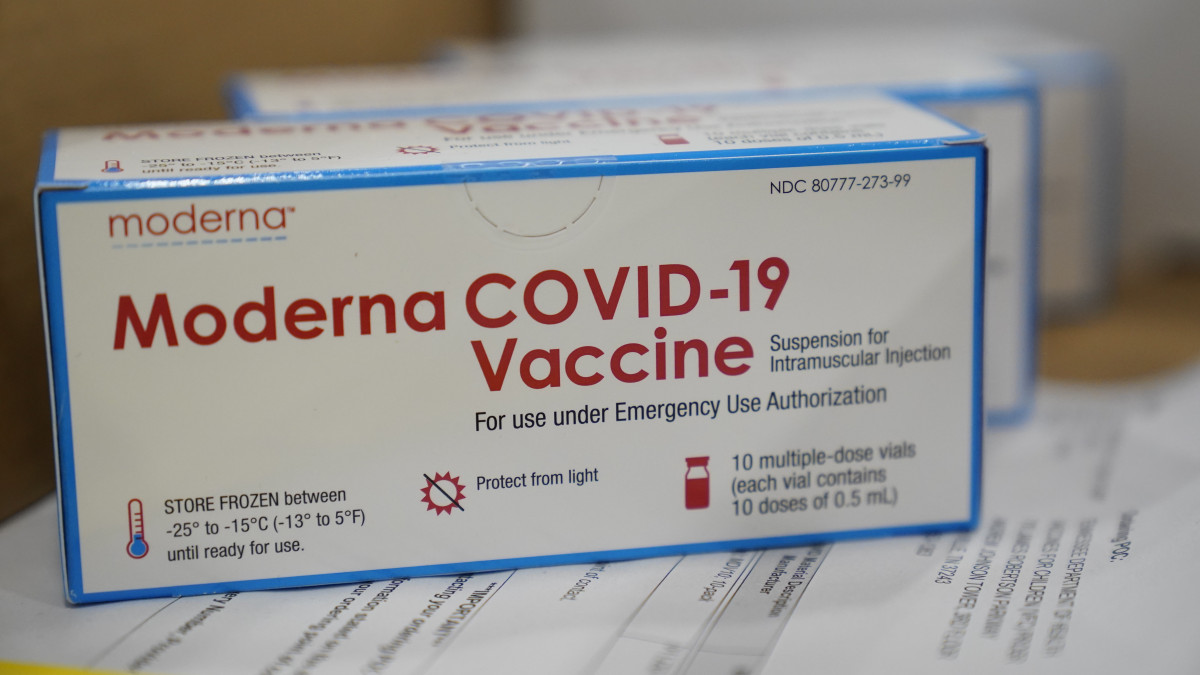 A Moderna amerikai biotechnológiai cég koronavírus elleni vakcinája a McKesson elosztóközpontban a Mississippi állambeli Olive Branch településen 2020. december 20-án.